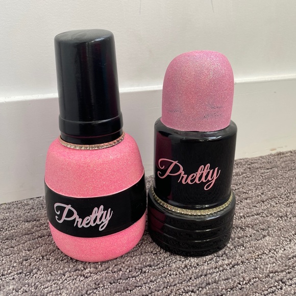 Nail polish and lipstick decoration - Picture 1 of 1